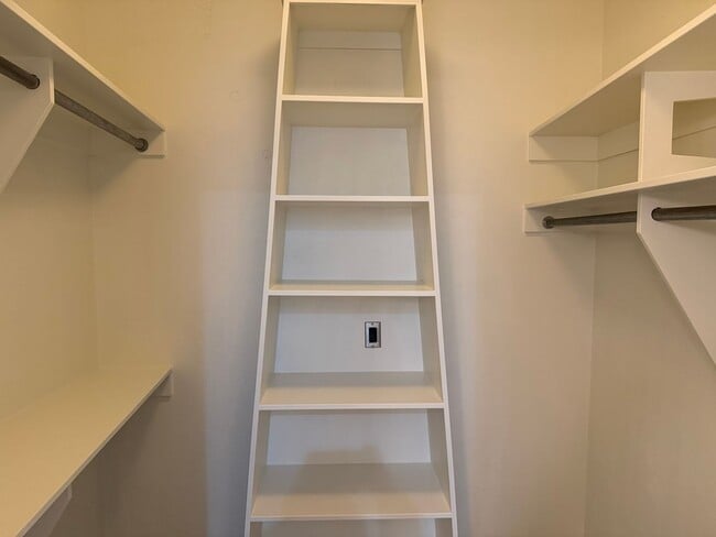 Building Photo - Beautiful 3 bedroom 2.5 bathroom house in a great neighborhood!