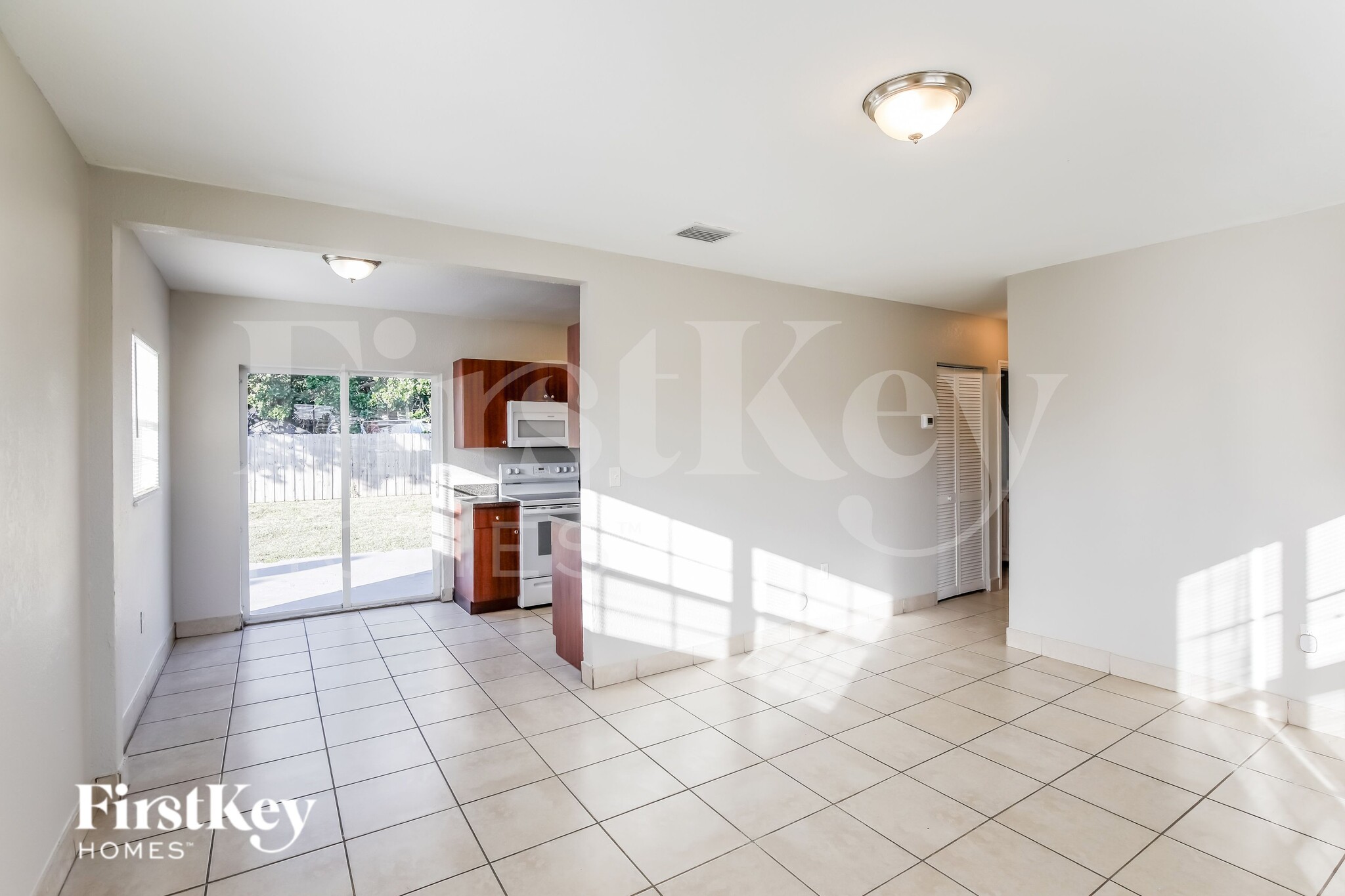 Building Photo - 1231 NE 214th St