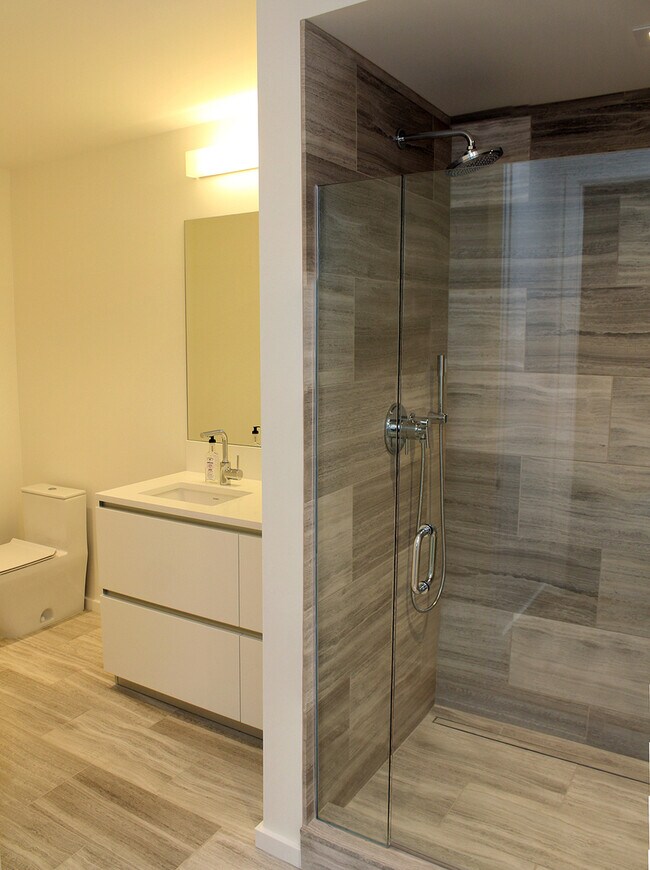 Building Photo - Unrivaled Cosmopolitan Condo w/Breathtaking City & River Views
