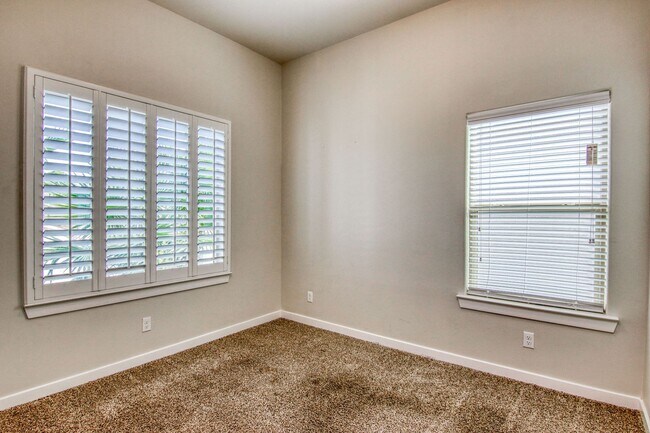 Building Photo - Beautiful East side House with 4 bed-2 baths