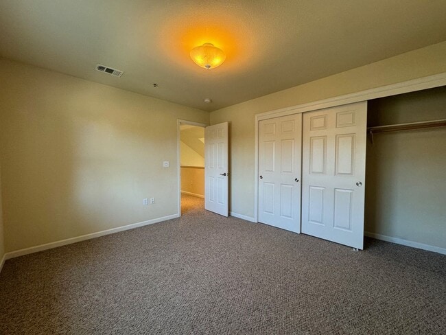 Building Photo - Newly available Stunning 2 Bedroom home fo...