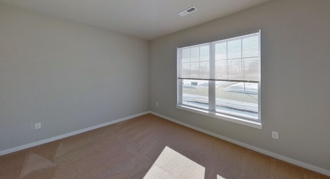 Building Photo - RENT SPECIAL -- Like New Condo Style Upper 3 Bedroom 2 Bathroom plus Den Apartment is Available