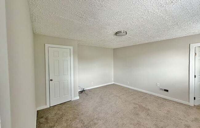 Building Photo - 22-24 W Hollister