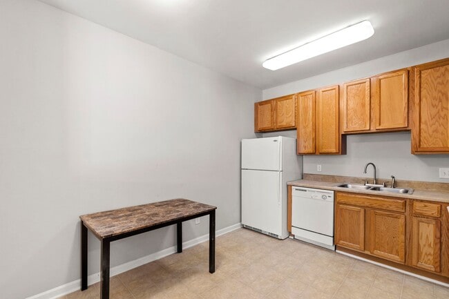 Building Photo - Beautifully Updated 3-Bedroom Townhome Nea...