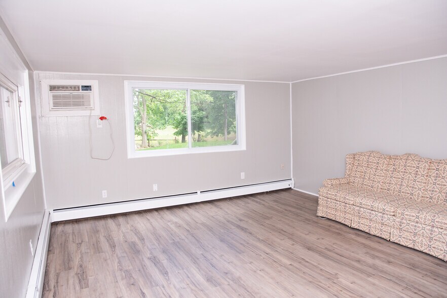 Living Room - 1024 W Trindle Rd