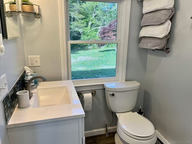 Building Photo - 414 Pequot Ave