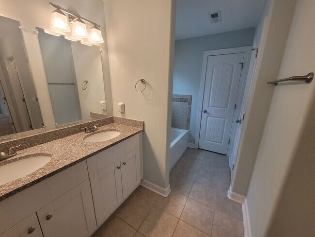 Building Photo - Stunning 4 Bedroom, 2.5 Bath Home Just 3 Blocks to Chesapeake Bay