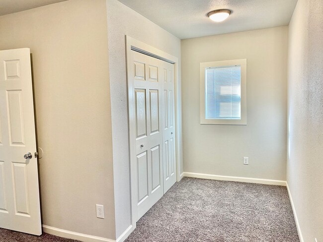 Building Photo - Renovated 2bdrm, 1 bath house