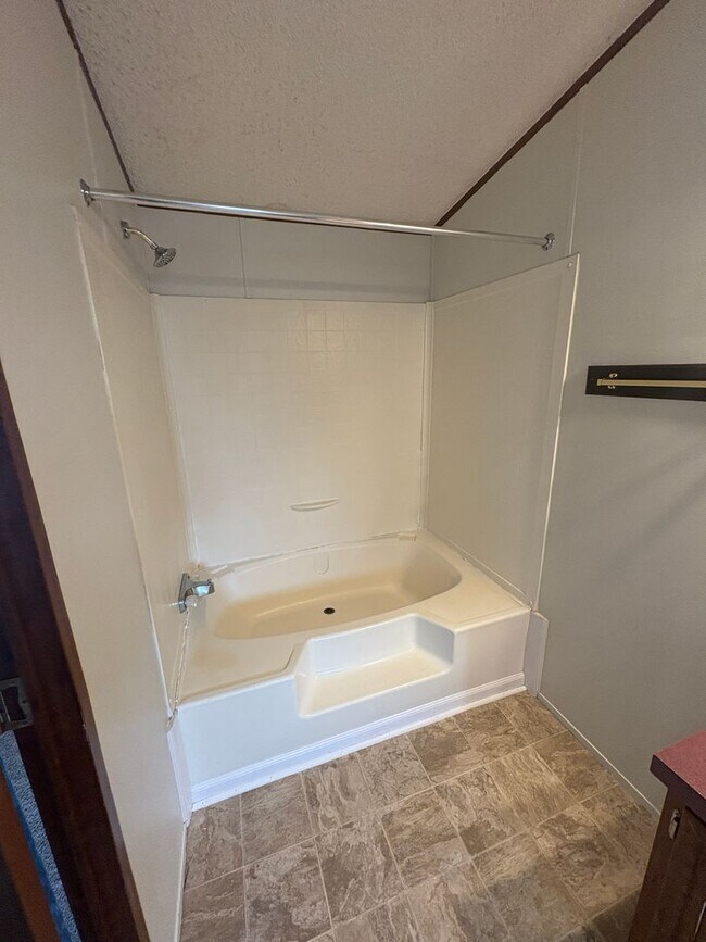 Building Photo - 306 White Oak Dr