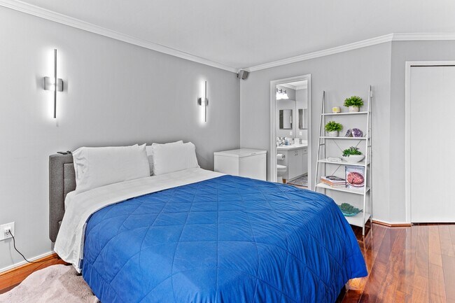 Building Photo - 6560 Ridgefield Cir