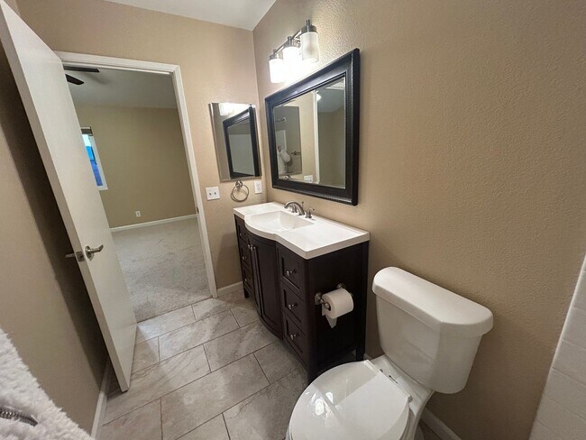 Building Photo - Great Family Home in Fantastic Hollister Neighborhood!