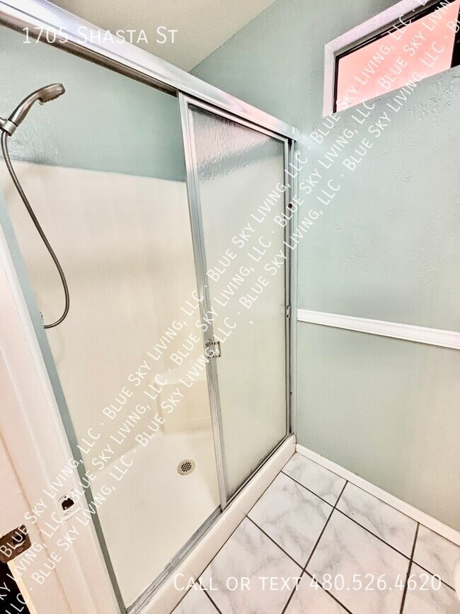 Building Photo - 1705 Shasta St