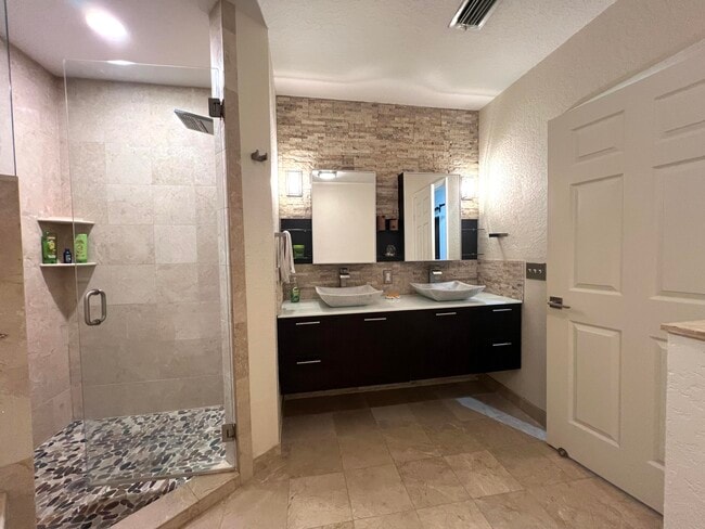 Building Photo - 1640 Presidential Way