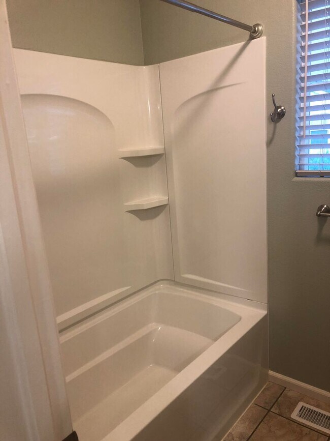 Building Photo - Well Maintained 2 Bed 3 Bath 2 Car Two-sto...