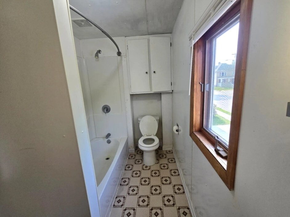 Building Photo - 320 W Cedar St