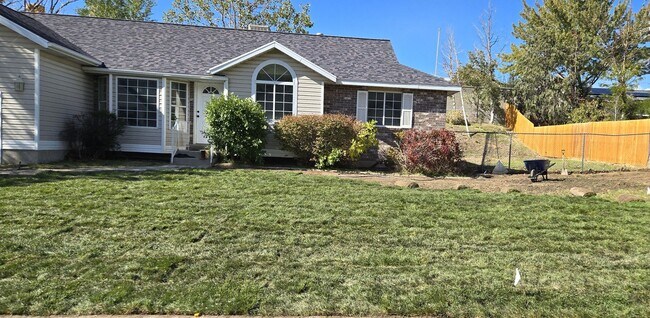 Building Photo - Spacious Sandy Rambler w 2 car attached