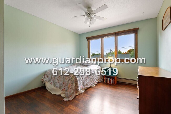 Building Photo - Top Floor Condo Available September 1 in H...