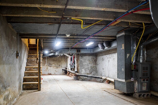 Building Photo - 2348 Moore St