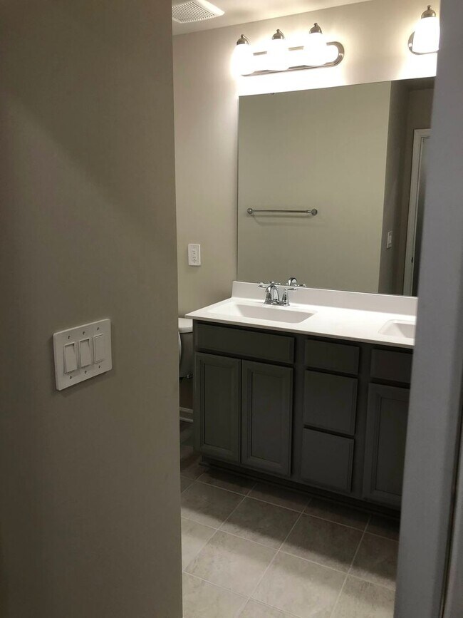 Building Photo - Modern 5 Bed | 3 Bath House in Cary