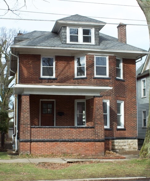 Building Photo - 1026 W 7th St