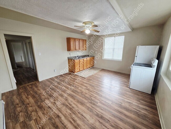 Building Photo - 323 Hughes St