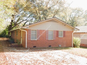 Building Photo - 2476 Maple St