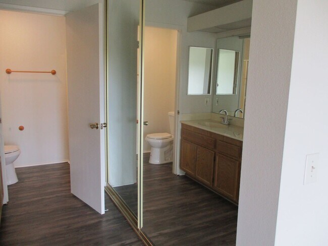 Building Photo - 2 bedroom, 2 bath 3rd floor condo