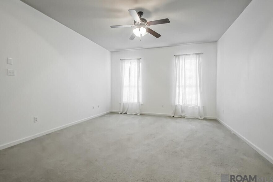Building Photo - 641 Greenwich Dr