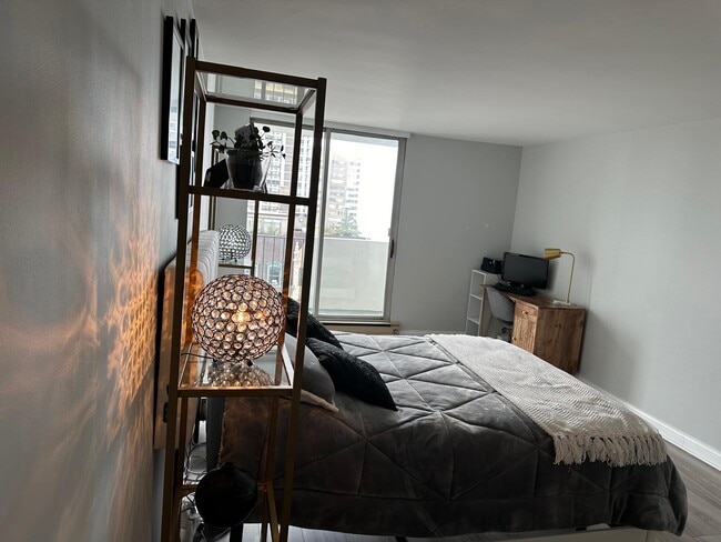 Building Photo - 6033 N Sheridan Rd