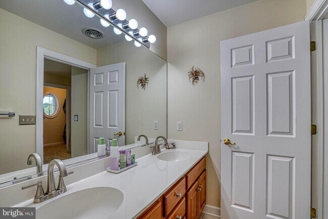 Building Photo - 28463 Pinehurst Cir