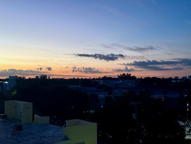 Building Photo - 900 Bay Dr