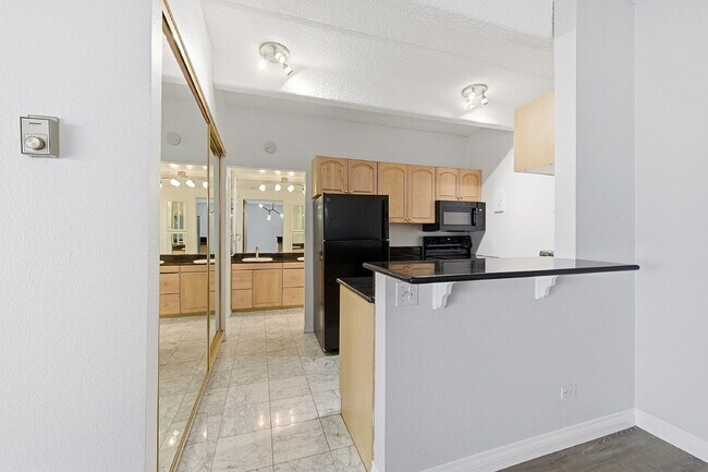 Building Photo - $1,095.95, 1 bed, 1 bath, located in Denver with a gorgeous sunroom