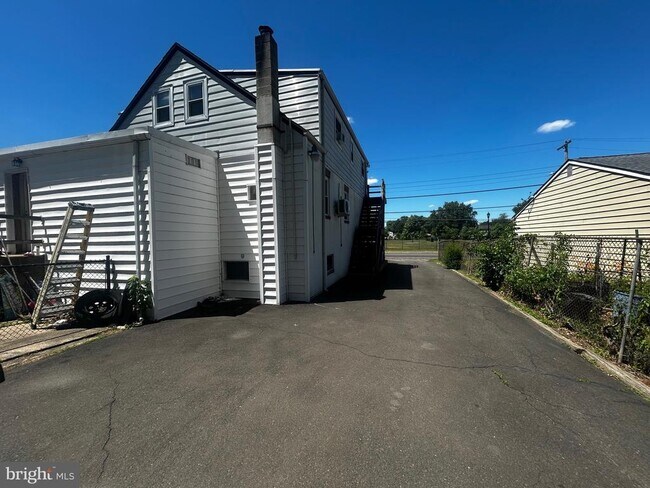 Building Photo - 513 Cedar Ave
