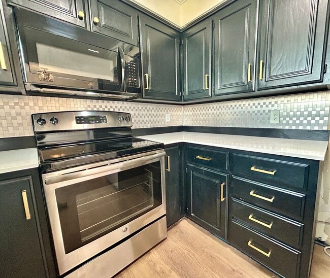Building Photo - Well appointed 2 bed, 2.5 bath Townhouse Partial Utilities Included!