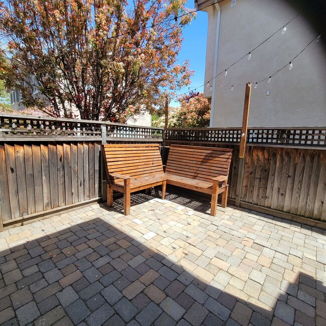 Building Photo - Big Beautifully updated 4-bedroom 2.5 bath...