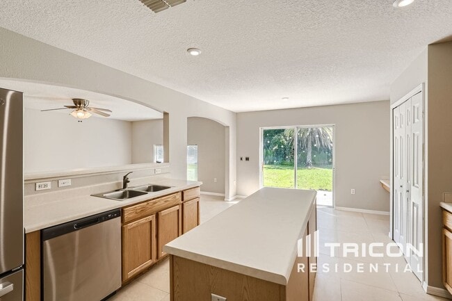 Building Photo - 17017 Lixberry Way