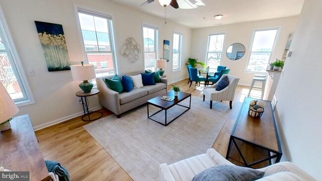 Building Photo - 801 Mapleton Ave