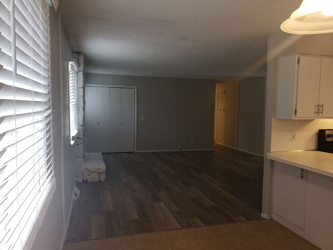 Building Photo - 1333 Meadowbrook Cir