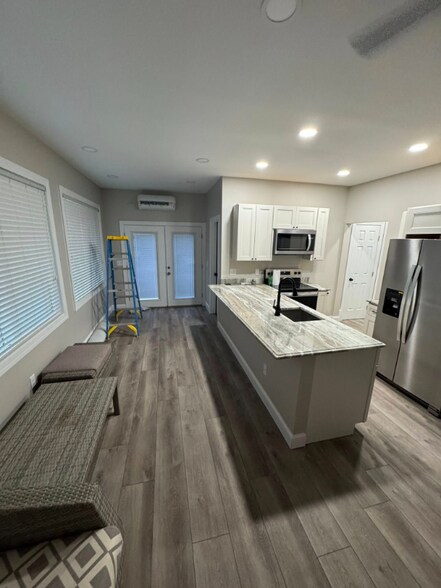Building Photo - 1 Private Residence Pvt