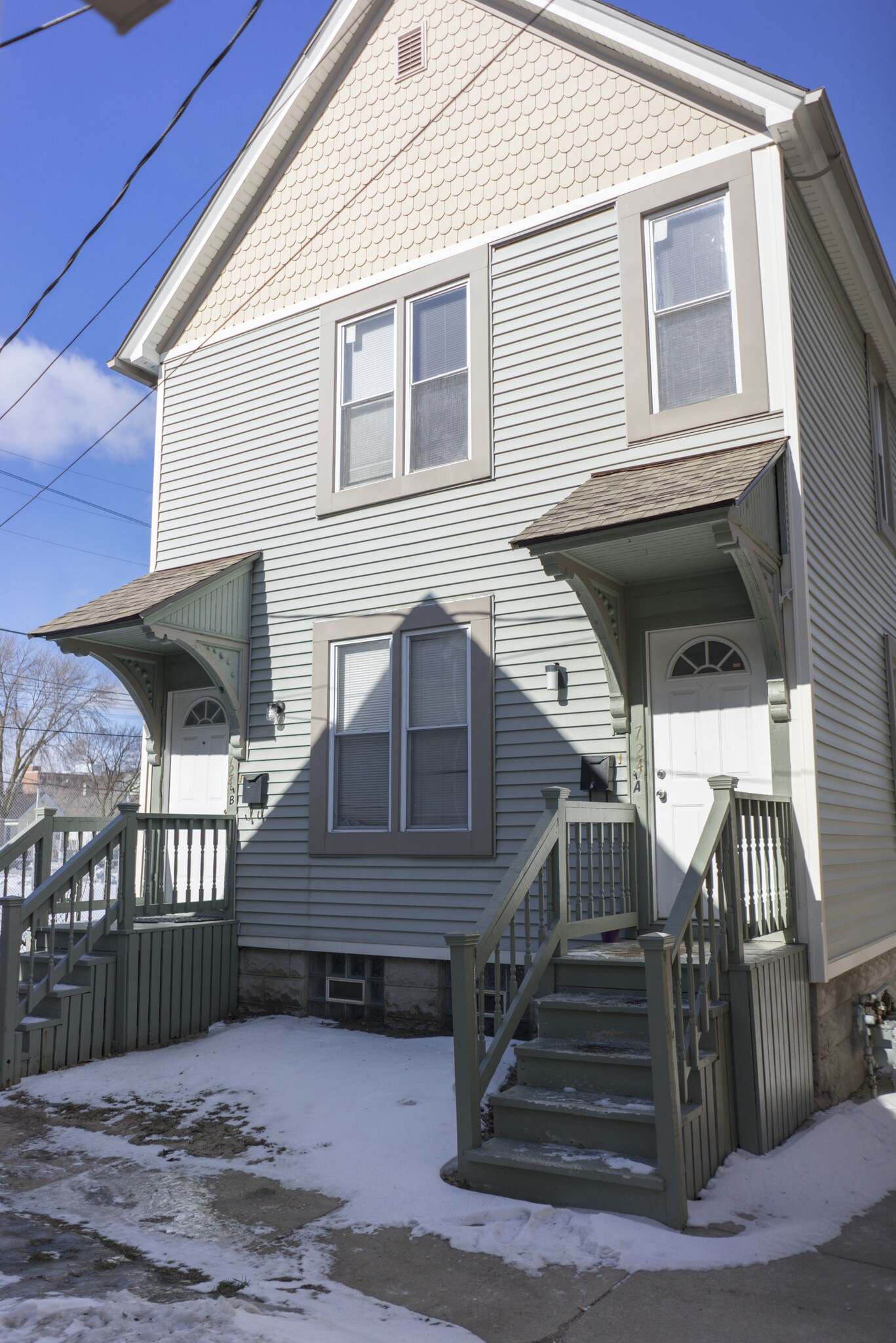 Front of building - left door is unit - 724 E Center St
