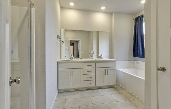 Building Photo - Discover the Charm of This Elegant North P...