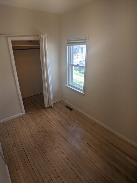 Third bedroom second angle - 613 Bay St