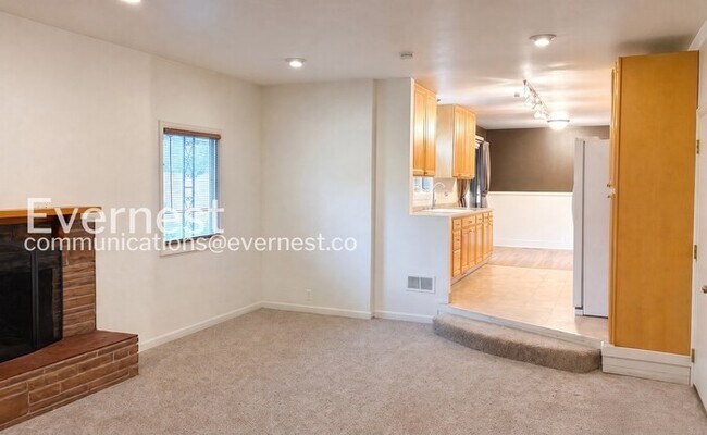 Building Photo - 3 Bed, 1 Bath Home with Fenced Yard & Garage / Available Now!