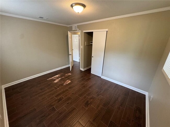 Building Photo - 401 Elmwood Dr