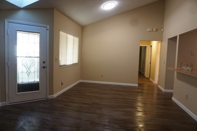 Building Photo - 3/2 Single Story Duplex with Garage