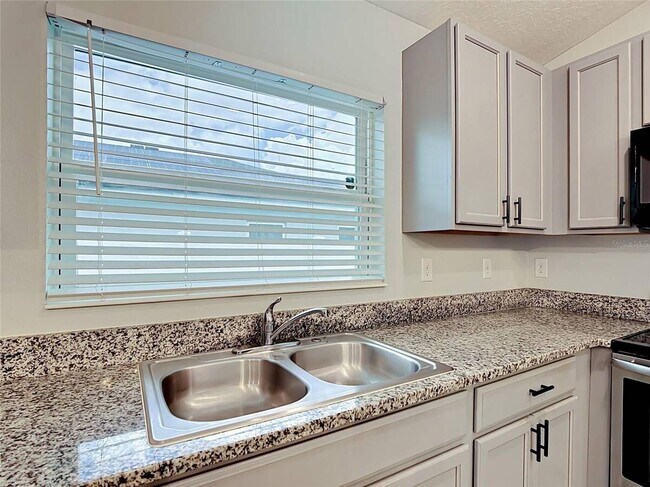 Building Photo - 3040 Lakes Crest Ave