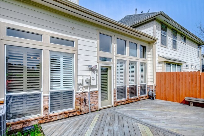 Building Photo - 2022 Ridge Wood Ln