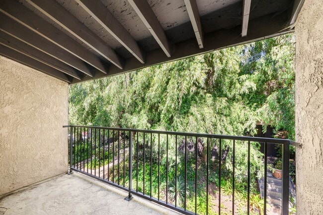 Building Photo - Spacious 2 Bedroom 2 Bathroom 3 Story Cond...