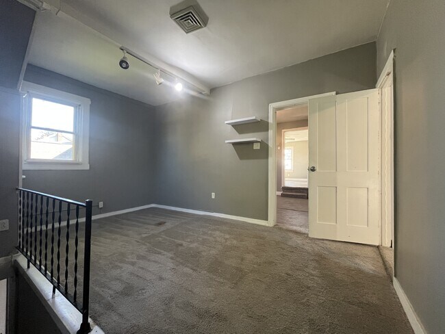 Building Photo - 1077 Main St