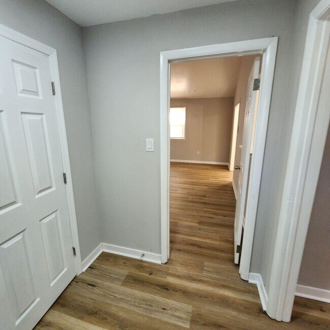 Building Photo - Spacious 3-Bedroom Rancher with Family Roo...